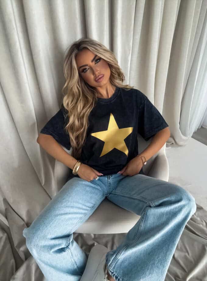 Dekatyzowany t-shirt STAR - czarny