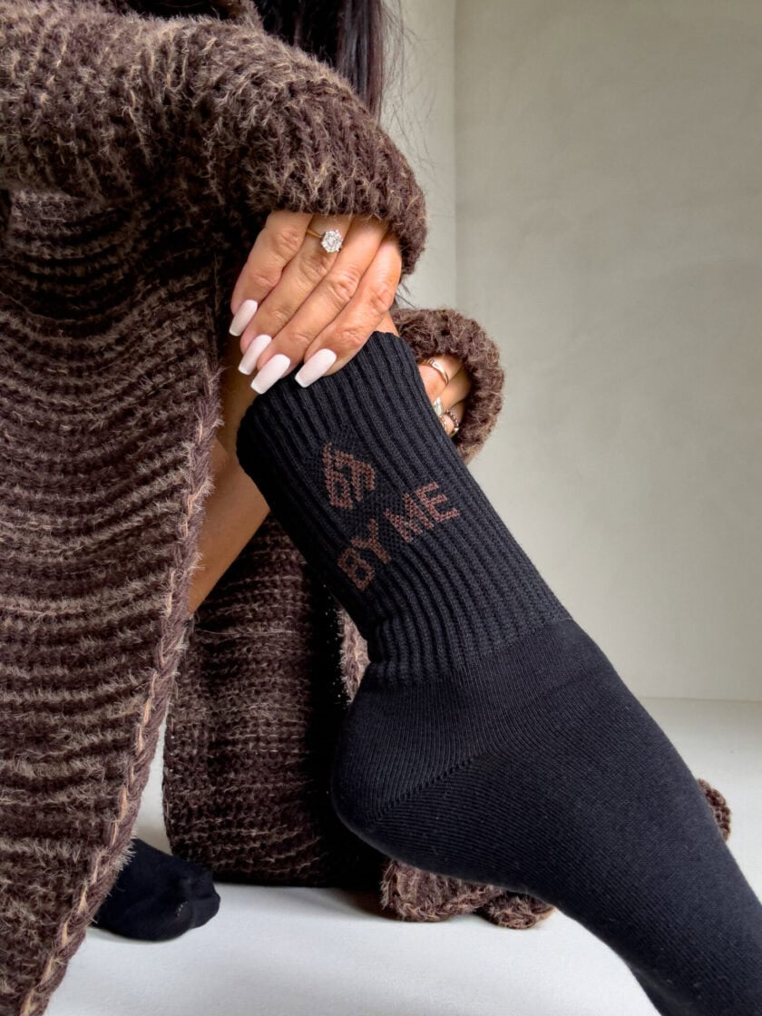 Skarpetki By Me – czarne z czekoladowym logo - obrazek 3