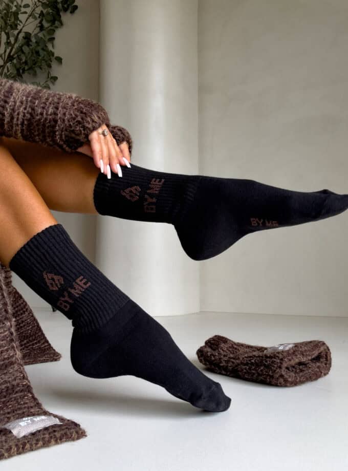 Skarpetki By Me – czarne z czekoladowym logo