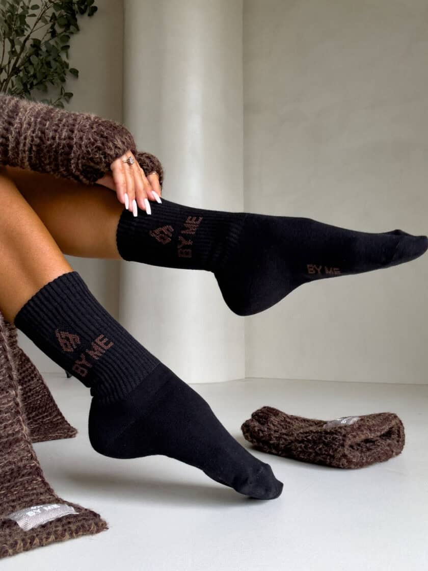 Skarpetki By Me – czarne z czekoladowym logo