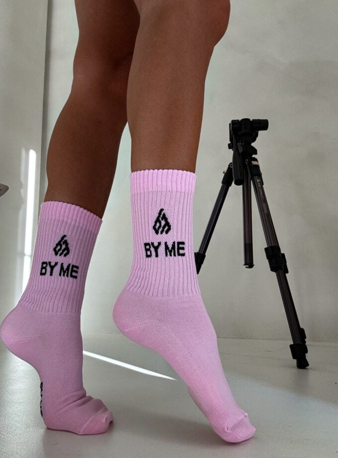 Skarpetki By Me – różowe z czarnym logo