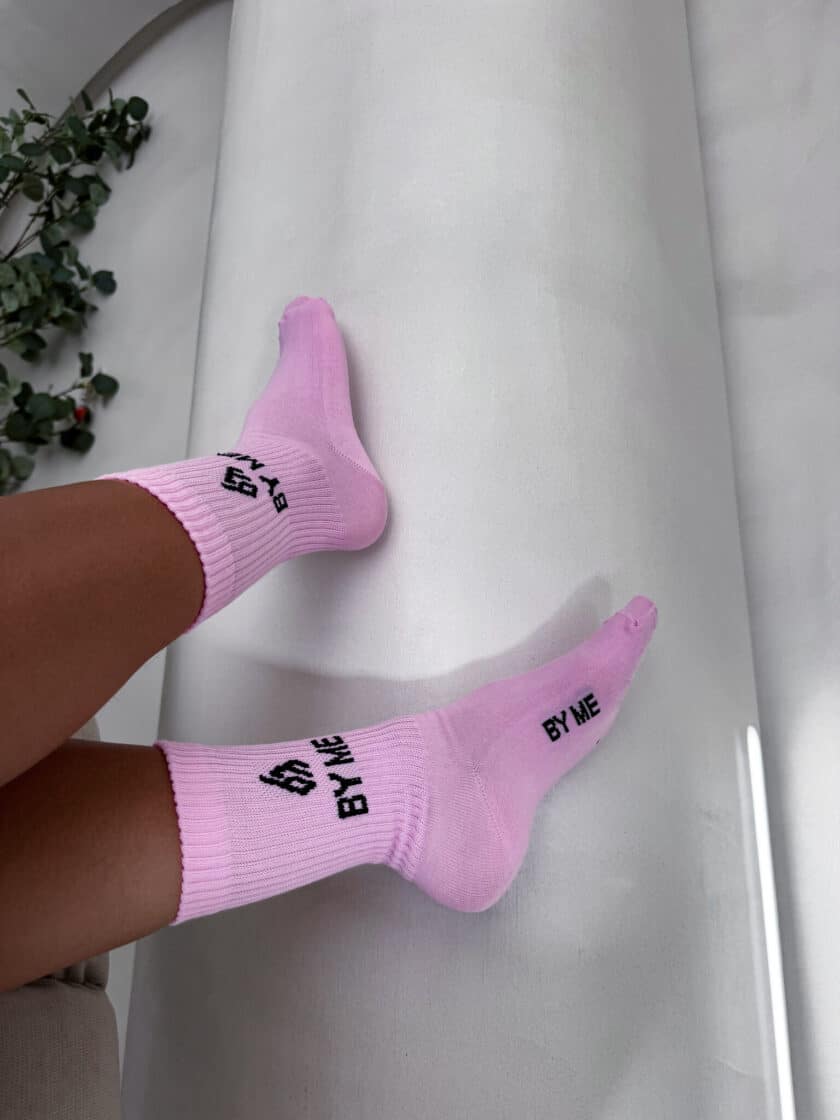 Skarpetki By Me – różowe z czarnym logo - obrazek 3