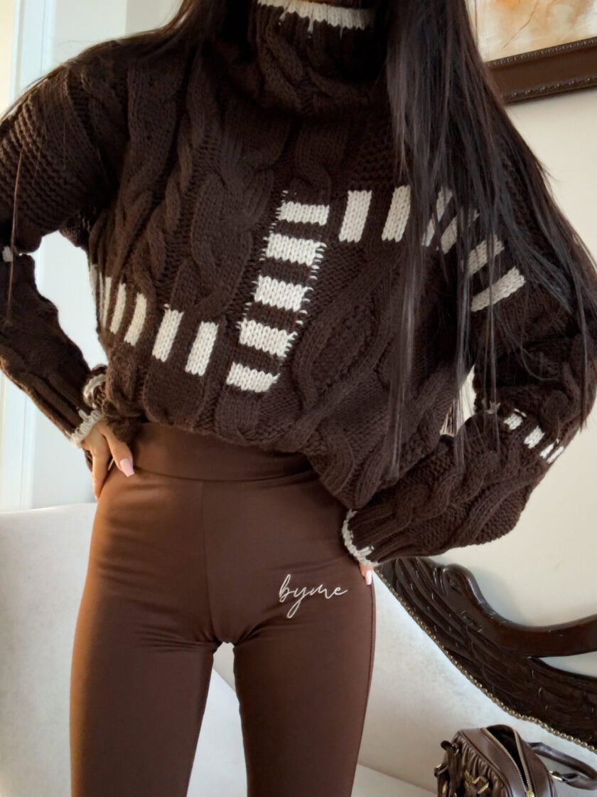 Sweter golf TRAIN – czekoladowo-beżowy - obrazek 4