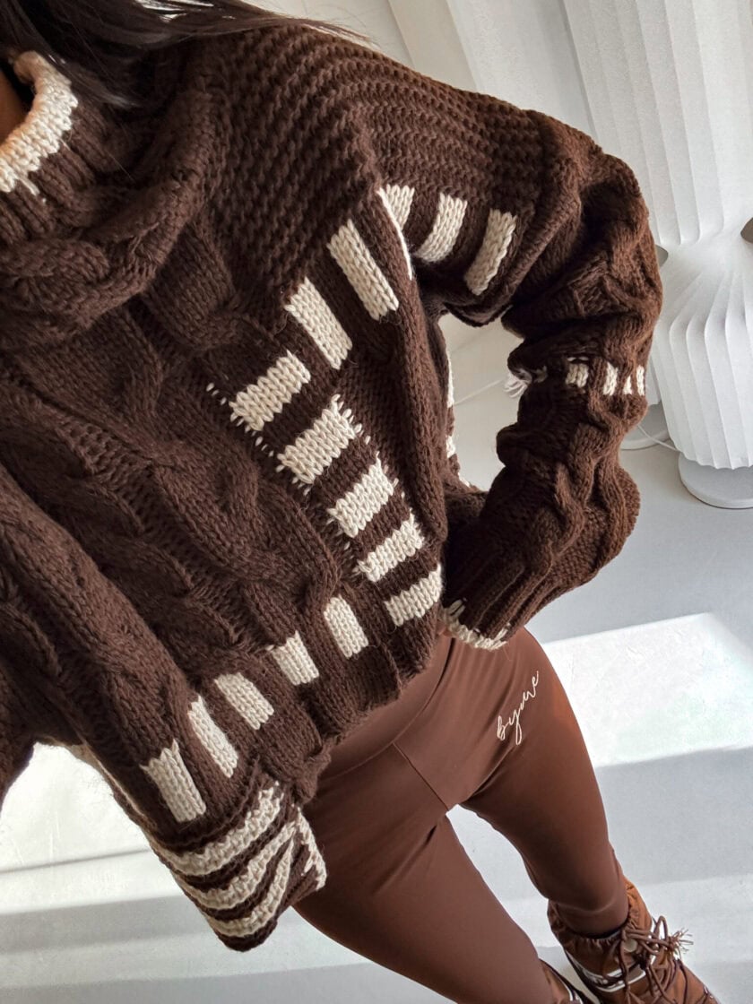 Sweter golf TRAIN – czekoladowo-beżowy - obrazek 7