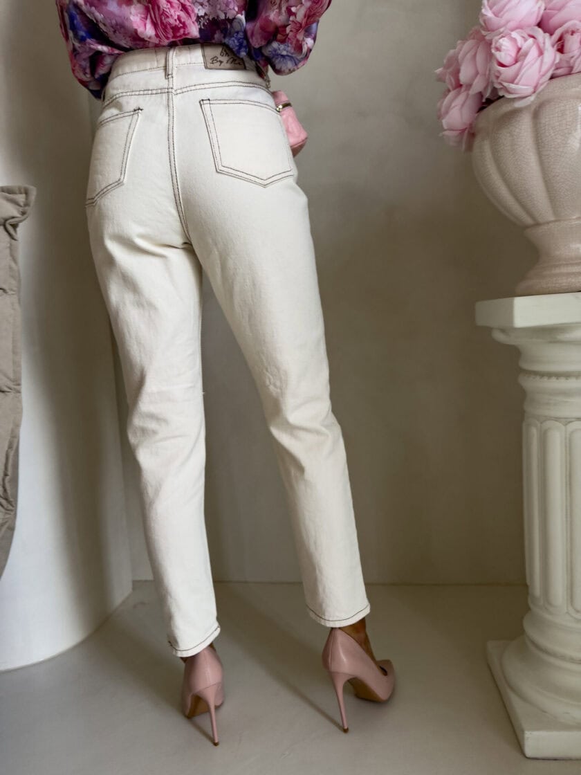 Jeansy MOM FIT HOLES – jasny beż - obrazek 11