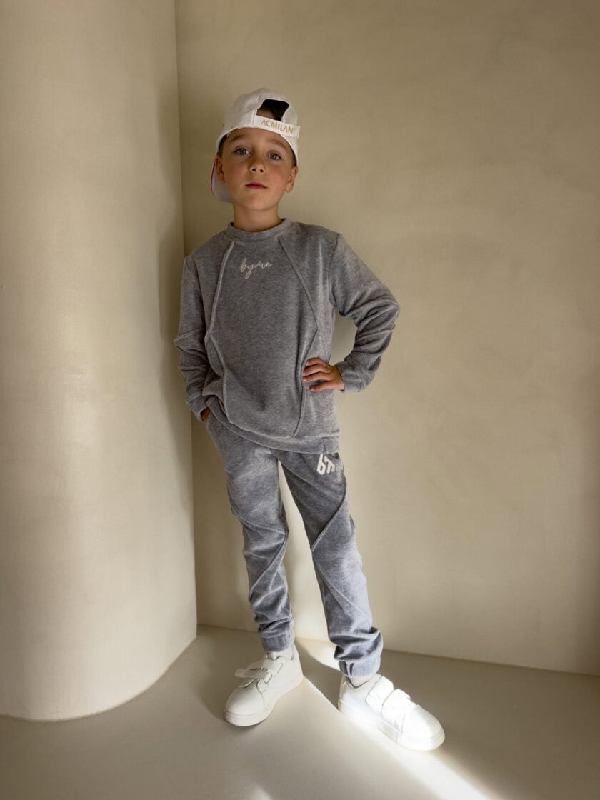 Komplet dziecięcy przez głowę BOY welur – szary - obrazek 4