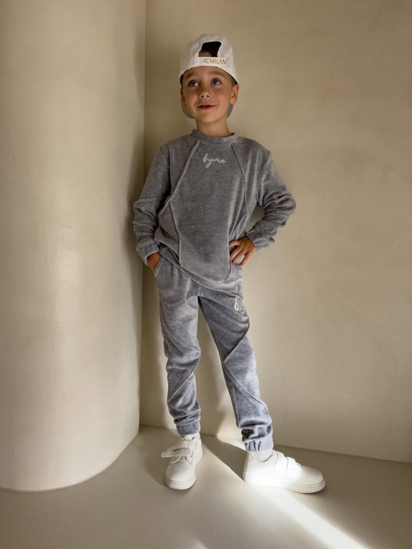 Komplet dziecięcy przez głowę BOY welur – szary - obrazek 8