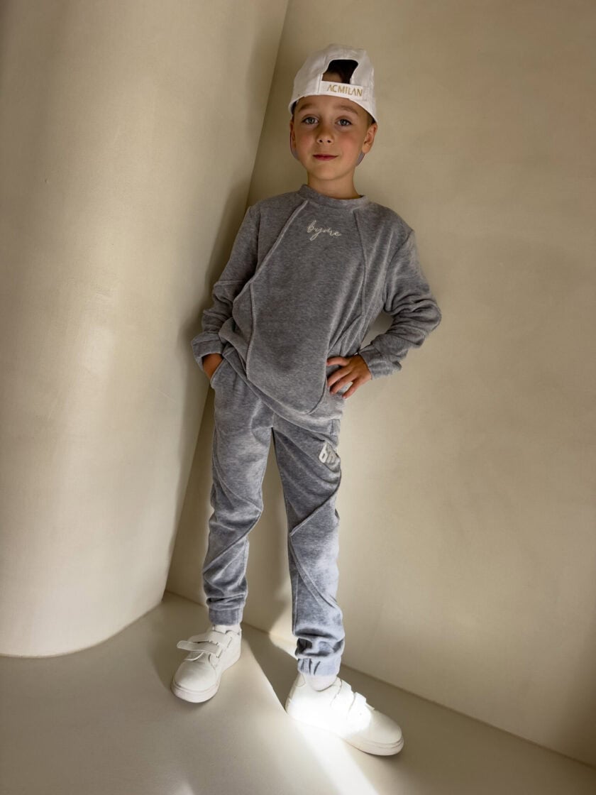 Komplet dziecięcy przez głowę BOY welur – szary - obrazek 5