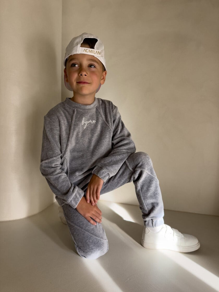 Komplet dziecięcy przez głowę BOY welur – szary - obrazek 2