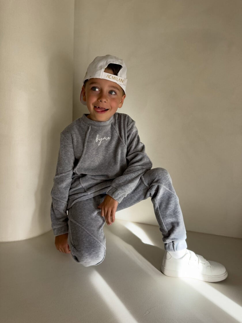 Komplet dziecięcy przez głowę BOY welur – szary - obrazek 9