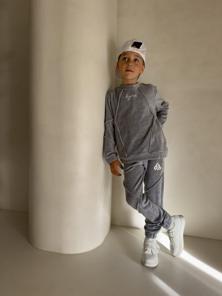 Komplet dziecięcy przez głowę BOY welur – szary - obrazek 3