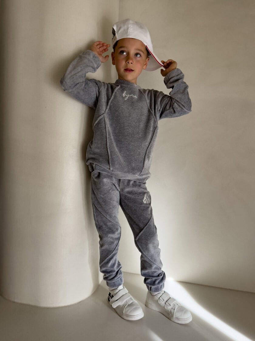 Komplet dziecięcy przez głowę BOY welur – szary - obrazek 6