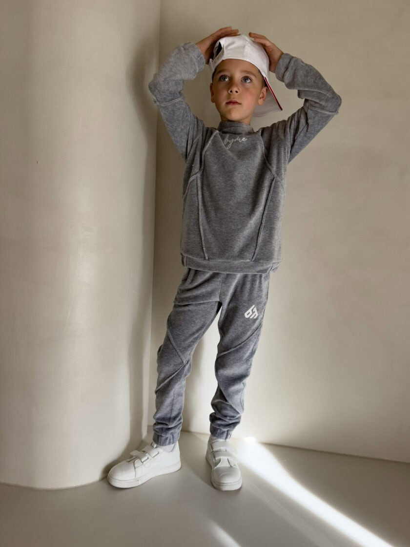 Komplet dziecięcy przez głowę BOY welur – szary - obrazek 10