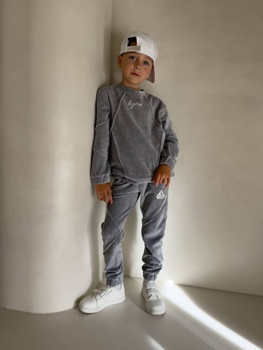 Komplet dziecięcy przez głowę BOY welur – szary - obrazek 11